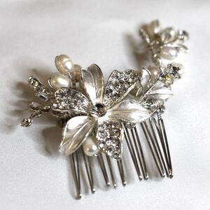 NWOT Elegant Crystal/Pearl Bridal Prom Pageant Party Silver Tone Metal Hair Comb